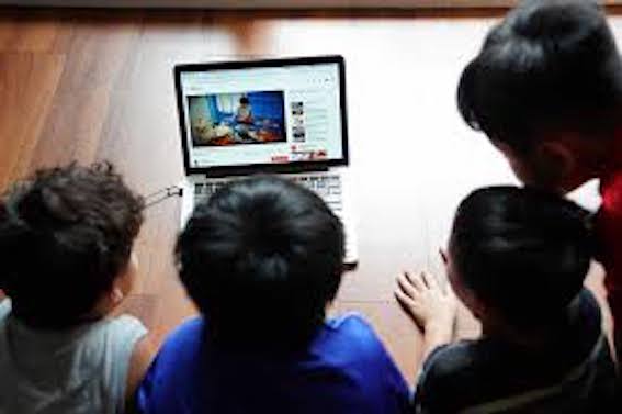 Trẻ bắt chước trò chơi độc hại trên Youtobe: Cha mẹ cần nắm vững công nghệ - Ảnh 1